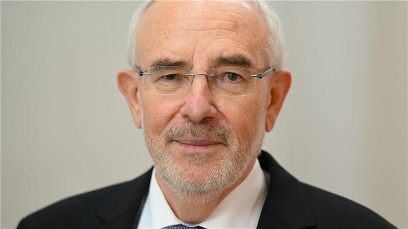 Alexander Roßnagel fordert, bei der Umsetzung von Altersbeschränkungen auf den Datenschutz zu achten. (Archivbild)