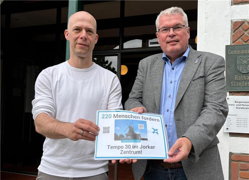 Alexander Schöcke (links) überreichte im Sommer die Petition an Jorks Bürgermeister Matthias Riel. Schöcke möchte erreichen, dass zwischen Osterjork und Westerjork zukünftig Tempo 30 gelten soll.