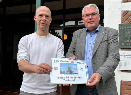 Alexander Schöcke (links) überreichte im Sommer die Petition an Jorks Bürgermeister Matthias Riel. Schöcke möchte erreichen, dass zwischen Osterjork und Westerjork zukünftig Tempo 30 gelten soll.
