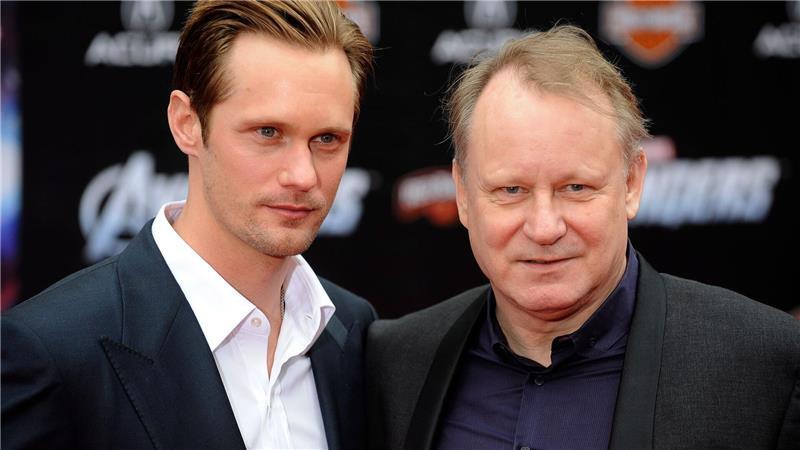 Schwedischer Hippie in Hollywood: Stellan Skarsgård wird 75 Alexander Skarsgård (links) ist wie mehrere seiner Brüder in die Fußstapfen von Vater Stellan (rechts) getreten. (Archivbild)