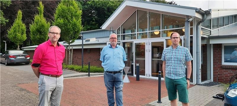 Alexander Voß, Steffen Queck und Daniel Gauthier (von links) stehen für viele Bürger, die vor zwei Jahren Unterschriften gesammelt haben. Seitdem hat sich an der Wassersituation in Harsefeld nicht viel geändert, sagen die drei Mitglieder der Bürgerinitiative. Bei der Sitzung in der Eishalle hätten sie gerne Fragen gestellt. Foto: Fehlbus