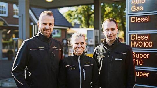 Alexander Wellbrock (links) und die Geschwister Melanie und Kai Grüning vor der Tankstelle mit dem HVO100-Angebot in Krempel. Zum Unternehmen gehören auch eine Werkstatt und ein Autohaus mit über 20 Mitarbeitern.