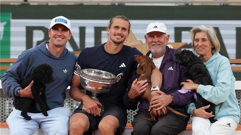 „Dämonen besiegt“: Zverev bereit für neue Tennis-Heldentaten Alexander Zverev (2.v.l.) mit seinem Bruder (l), Vater und der Mutter.