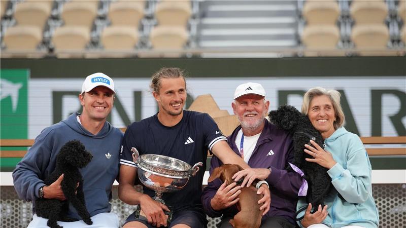 „Happy End“: Zverev kürt sich zum Grand-Slam-Champion Alexander Zverev (2.v.l) mit seinem Bruder (l), Vater und seiner Mutter.