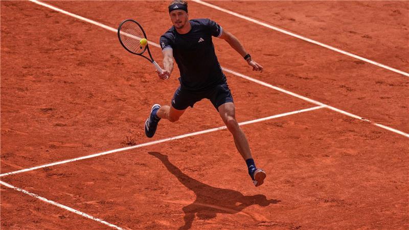 Alexander Zverev bei einem Netzangriff im Halbfinale der French Open.