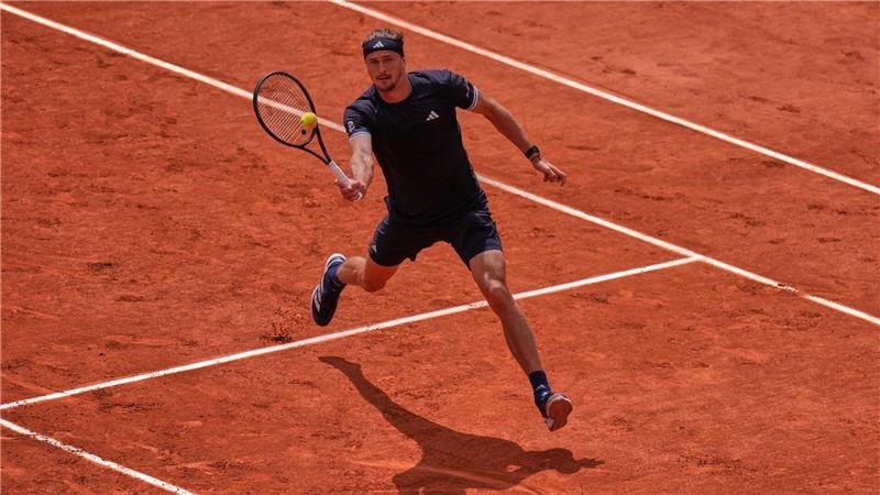 Zverev kurz vor Titel-Krönung - Finalgegner kampflos weiter Alexander Zverev bei einem Netzangriff im Halbfinale der French Open.