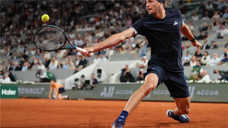 Alexander Zverev bei einem Rückhandschlag in der Defensive.