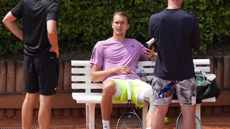 Zverev-Match für Mittwoch angesetzt - Koepfer scheidet aus Alexander Zverev bei einer Trainingspause in Hamburg.