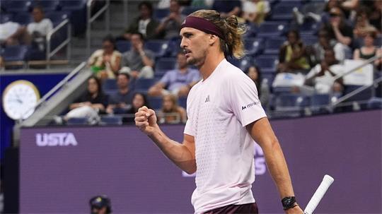 Alexander Zverev bejubelt den Achtelfinaleinzug. 