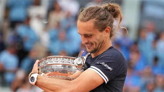 Alexander Zverev gewann in Paris seinen ersten Grand-Slam-Titel - und möchte in Wimbledon gleich nachlegen. (Archivbild)