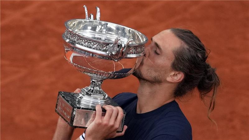 „Dämonen besiegt“: Zverev bereit für neue Tennis-Heldentaten Alexander Zverev gibt der Trophäe einen Kuss.