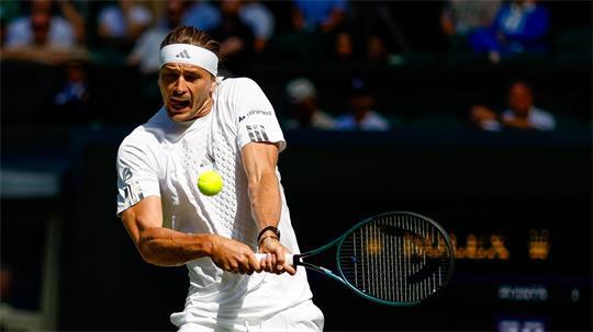 Alexander Zverev hat in der ersten Runde Probleme, setzt sich aber durch.