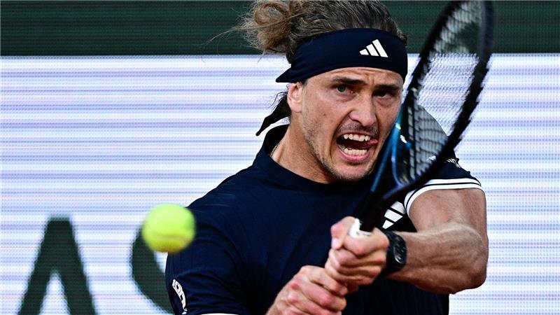 Alexander Zverev in Aktion im Zweitrundenmatch bei den French Open.