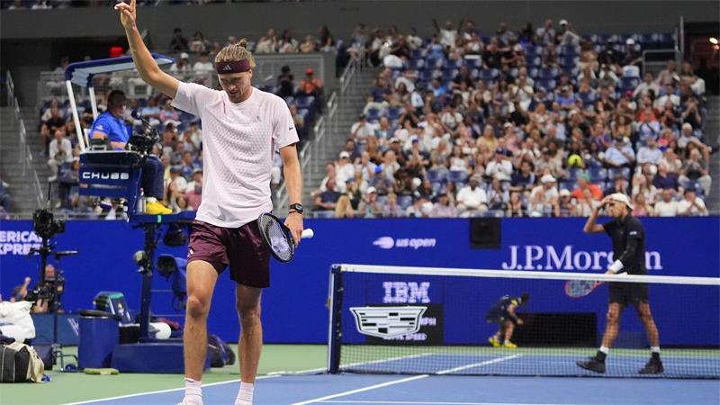 Mit Selbstironie und Schlägerwurf: Zverevs Titeltraum lebt Alexander Zverev in Jubelpose.