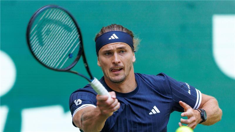 Alexander Zverev ist beim Rasenturnier in Halle ins Achtelfinale eingezogen. 