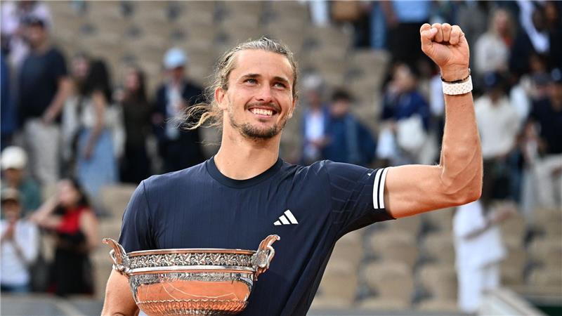 Alexander Zverev jubelt mit dem Pokal für den French-Open-Sieg in den Händen