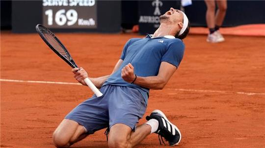 Alexander Zverev jubelt nach seinem Sieg über Jarry im Finale von Rom.