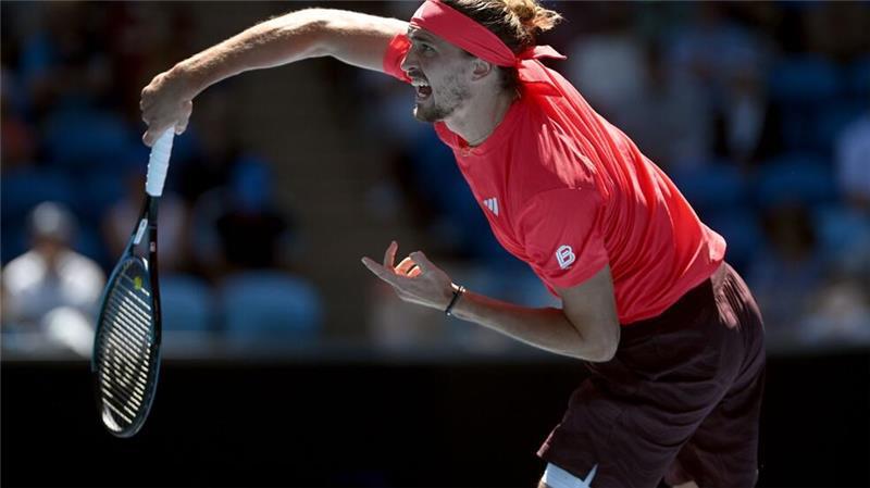 Shirt ausziehen: Fans bringen Sieger Zverev in Verlegenheit Alexander Zverev kassierte die ersten zwei Breaks im Turnierverlauf.