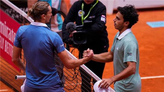 Alexander Zverev (l) ist in Madrid an Francisco Cerundolo gescheitert.