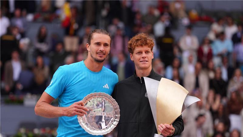 Alexander Zverev (l) muss sich mit dem Preis für den unterlegenen Finalisten begnügen.