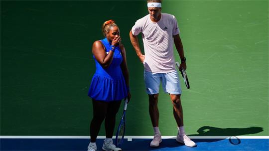 Alexander Zverev (r) ist im Mixed-Wettbewerb der US Open früh ausgeschieden.