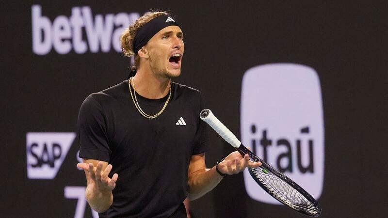 Alexander Zverev verpasst Finaleinzug beim Turnier in Miami Alexander Zverev reagiert auf einen verpassten Punkt.