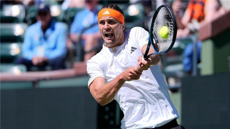 Alexander Zverev retourniert einen Schlag von Arthur Fils in Indian Wells.