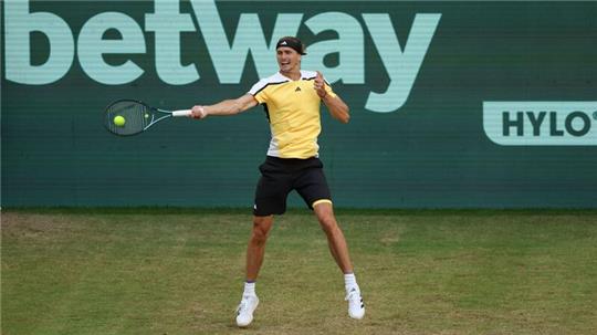 Alexander Zverev spielt eine Vorhand.