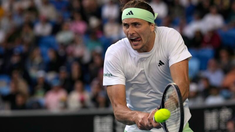 Zverev erreicht Viertelfinale – und ist ab jetzt nur Außenseiter Alexander Zverev spielt einen Rückhand-Return gegen den Briten Cameron Norrie während ihres Viertrunden-Matches.
