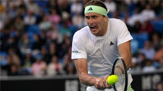 Alexander Zverev spielt einen Rückhand-Return gegen den Briten Cameron Norrie während ihres Viertrunden-Matches.