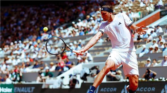 Alexander Zverev spielte zum Start der French Open auf dem Hauptplatz in Roland Garros.