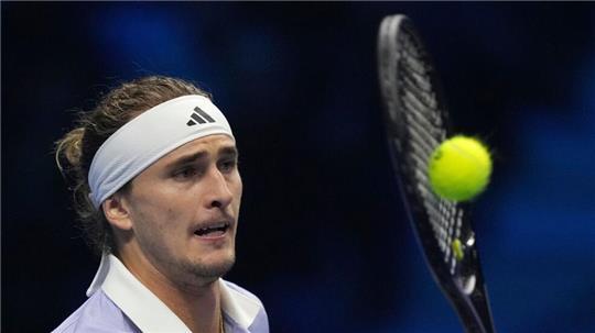 Alexander Zverev steht dicht vor dem Halbfinaleinzug beim Tennis-Saisonfinale, ganz sicher ist sein Weiterkommen aber noch nicht.