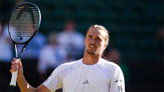 Alexander Zverev strebt am Montag sein erstes Viertelfinale in Wimbledon an.