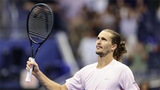Alexander Zverev verabschiedet sich vom Publikum.