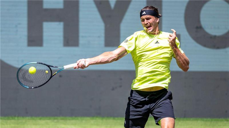 Alexander Zverev war nach einem Zwischenfall auf der Tribüne sofort zur Stelle.