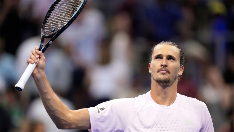Alexander Zverev winkt nach seinem Sieg ins Publikum.