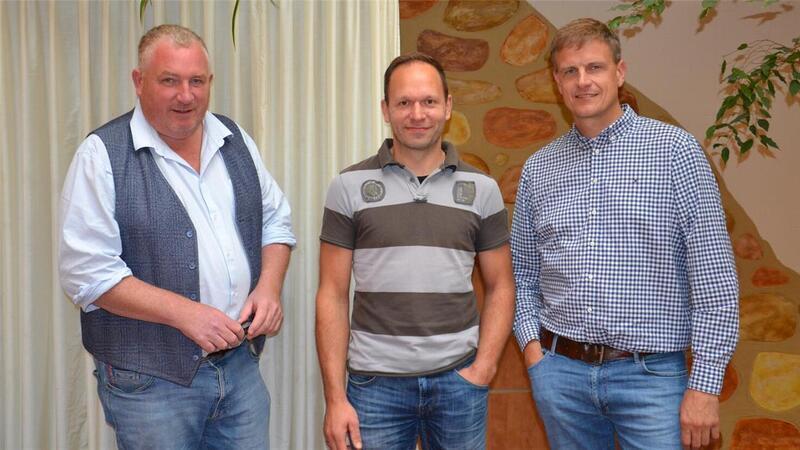 Blauzungenkrankheit: So erbarmungslos wütet die Seuche im Nachbarkreis Alexander von Hammerstein, Vorsitzender des Landvolkverbands Bremervörde-Zeven, sein Stellvertreter Jan Pape und Carsten Hoops, Geschäftsführer des Landvolkverbands Rotenburg-Verden (von links), hoffen auf kalte Tage.