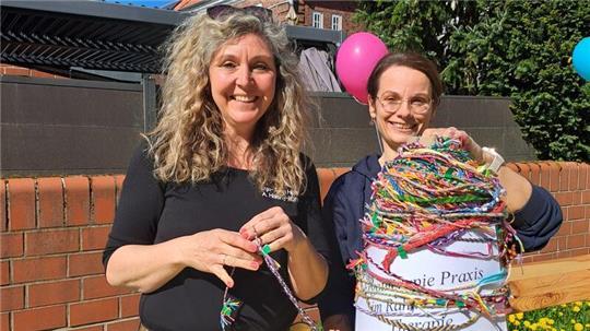 Alexandra Hölting-Rüffer (links) und Stefanie Maricic mit den Armbändern.