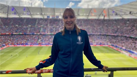 Alexandra Kappel ist bei den Spielen im Hamburger Volksparkstadion im Einsatz.