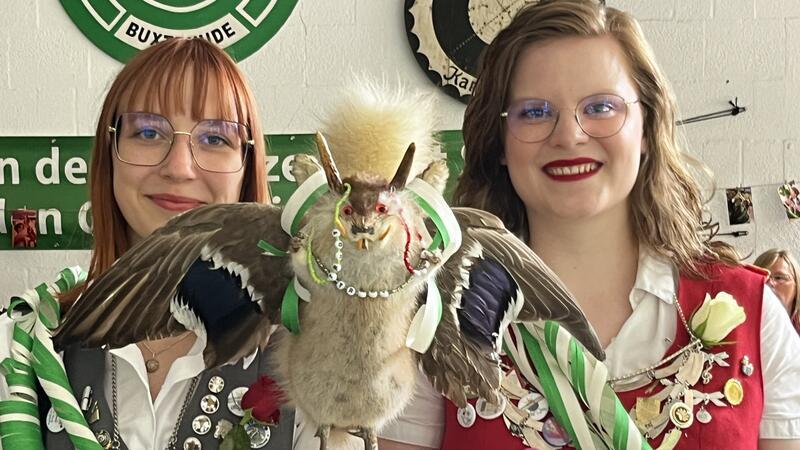 Alexandra Kappel und Josefine Gehlken (rechts) mit Trudi, dem Wolpertinger.