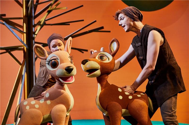 Alexandra Kurzeja als Faline (links) und Torben Bartsch als Bambi stehen in „Bambi – Das Waldical“ auf der Bühne im St. Pauli Theater. Foto Wendt/dpa