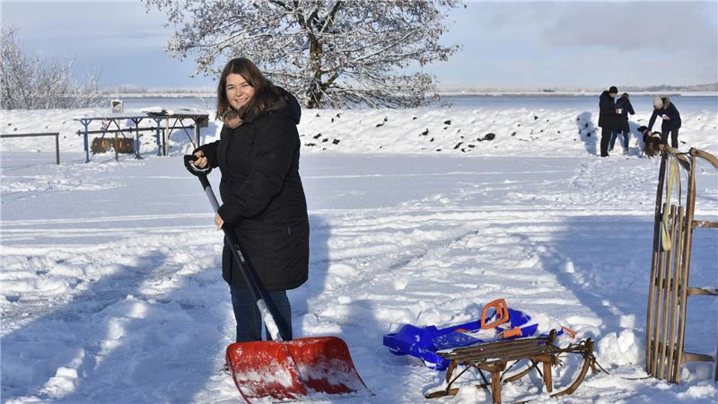 Jede Menge Spaß im Schnee: Mit Schlitten und Bob den Deich hinunter Alexandra Polanis schippt den Weg frei.