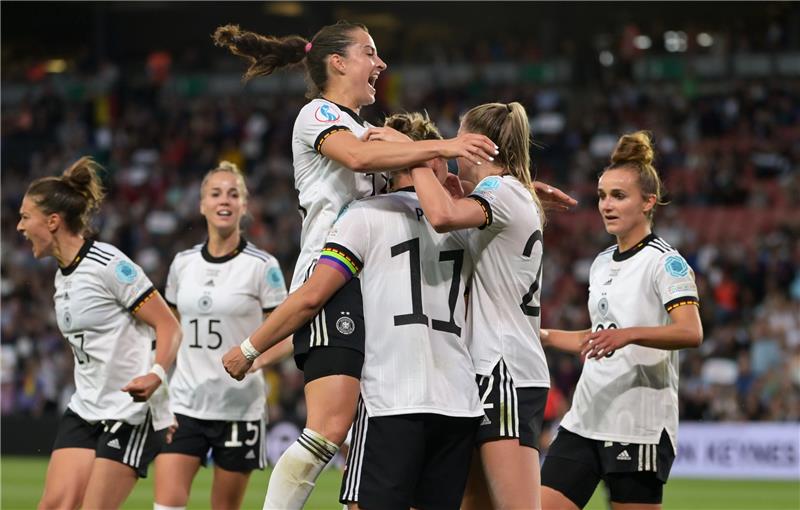 Alexandra Popp (Mitte) bejubelt ihr Tor zum 1:0 mit ihren Teamkolleginnen. Foto: Sebastian Gollnow/dpa