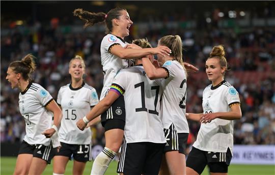 Alexandra Popp (Mitte) bejubelt ihr Tor zum 1:0 mit ihren Teamkolleginnen. Foto: Sebastian Gollnow/dpa