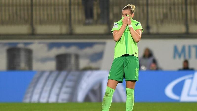 Nach Schock bei Popp im Jubiläumsspiel: „Ich laufe wieder“ Alexandra Popp gibt nach einer Knöchelblessur Entwarnung.