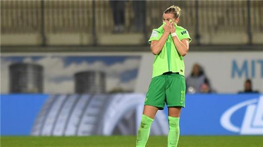 Alexandra Popp gibt nach einer Knöchelblessur Entwarnung.