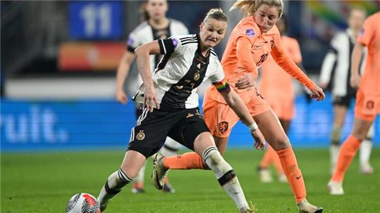 Alexandra Popp (l) führt die Fußballerinnen bei Olympia an.