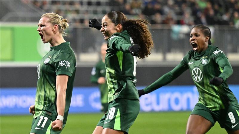 Bayern im Champions-League-Viertelfinale, Wolfsburg verliert Alexandra Popp (l) jubelt nach ihrem Tor zum 1:0 für den VfL Wolfsburg.
