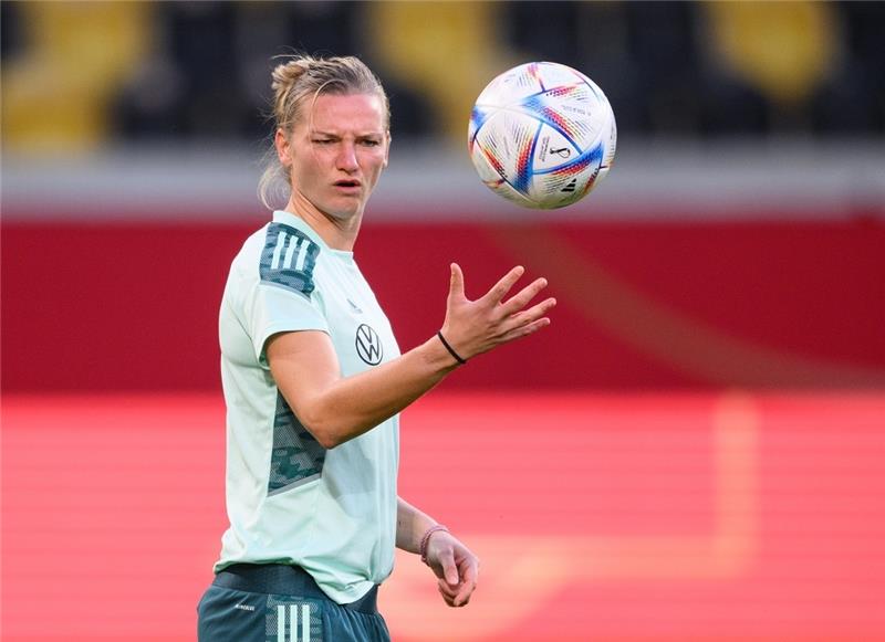 Altes Klischee? – DFB-Frauen werben für Staubsauger und Thermomix Alexandra Popp soll am Dienstag ihr 125. Länderspiel bestreiten. Foto: dpa