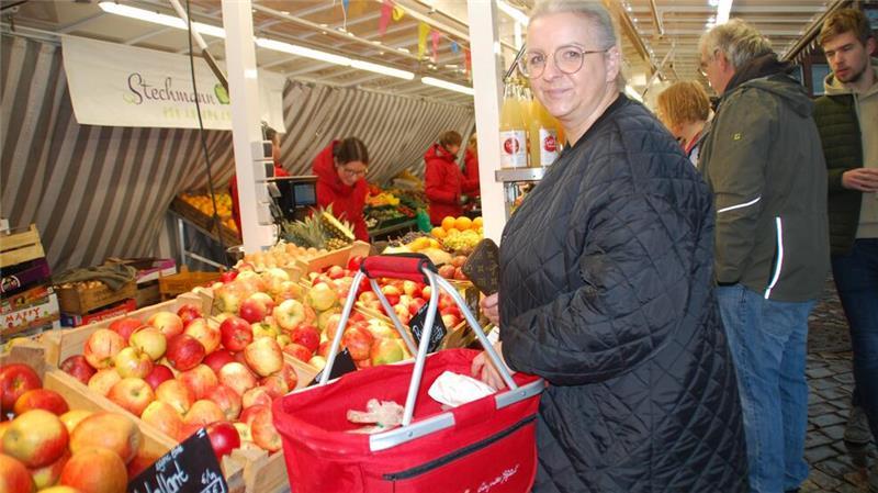 Warum Kunden auf dem Stader Wochenmarkt einkaufen Alexandra Rupprecht kauft für die Bewohner des Katharinenhofes ein.